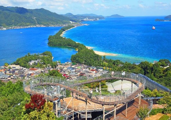 Amanohashidate Shrine and Monju-do Hall
(Take a stroll through the charming pine forest, including Amanohashidate Shrine, a power spot for love! / Approx. 60 minutes)