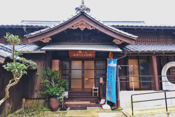 Visit the Nizo Yamamoto Art Museum to appreciate the works of Nizo Yamamoto, famous for his art direction in anime, and enjoy the panoramic views of Uozugasaki Park.