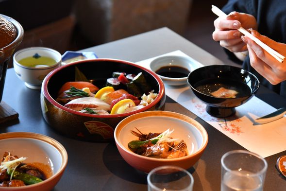 Dining: 60–90 mins