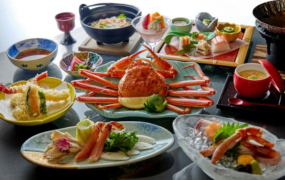 Awazu Onsen – Stay at Manten no Tsujinoya (Arrival around 16:30 / Early check-in)
★ Enjoy a hearty all-crab kaiseki dinner featuring whole snow crab presentation, crab shabu-shabu, crab tempura, and more—using approximately two whole crabs—along with the ryokan’s natural hot spring.