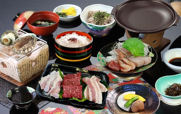 Hashidate Daimaru Seaside Center
Gourmet four-flavor lunch featuring Tajima Beef, Kyoto Pork, Tanba Black Chicken, and Abalone (Approx. 60 minutes)
