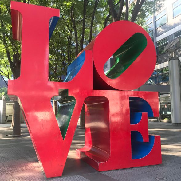 Meet at the "LOVE" monument in West Shinjuku (see below for the meeting location)
The tour guide will be holding an ''EasyGo'' flag at the meeting point.