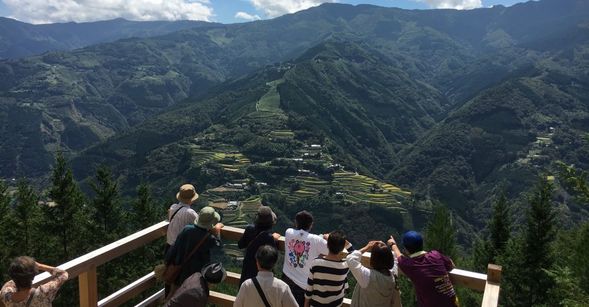 Oichiyo Observatory
Capture the panoramic view of the emerald lake.