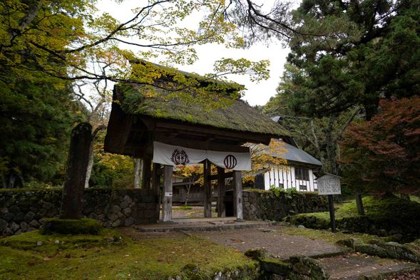 Meet Up
09:30 AM | Guided Historical Walk Explore the "Nuruyu-Bansho" (Samurai-era checkpoint) with a local guide. Highlights include:
Masterpiece Beams: See the massive wooden roof beams built entirely without nails.
The Hearth God: View the giant "Kama-otoko" mask watching over the hall.
The Hannya Gate: Admire the traditional gate featuring fierce Hannya masks and the Date Family crest.
Ruins of the Inspection Point: Learn where travelers were checked during the Edo period.