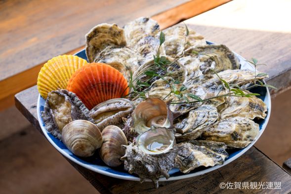 Lunch features fresh shellfish caught in the Ariake Sea:
**5 farmed oysters
**2 clams
**1 scallop
**1 turban shell
**1 shrimp
**1 rice ball
**1 bowl of clam soup