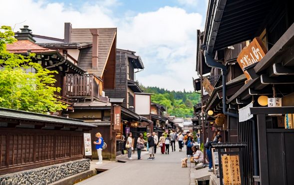 Takayama City & Historic Merchant Towns
(Enjoy approx. 90 minutes of free time exploring the historic merchant quarter, where traditional wooden houses with lattice windows line the streets, fully preserving the charming atmosphere of the Edo period)