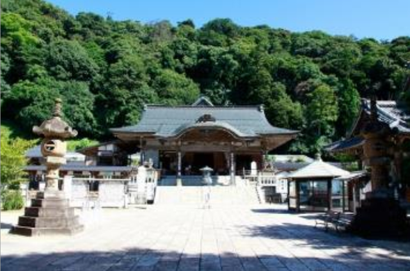 10:00~11:00(14:00~15:00)
Go up to the main hall to pray and
receive an explanation about
Ichibata Yakushi temple, followed by
a tour of the temple grounds.