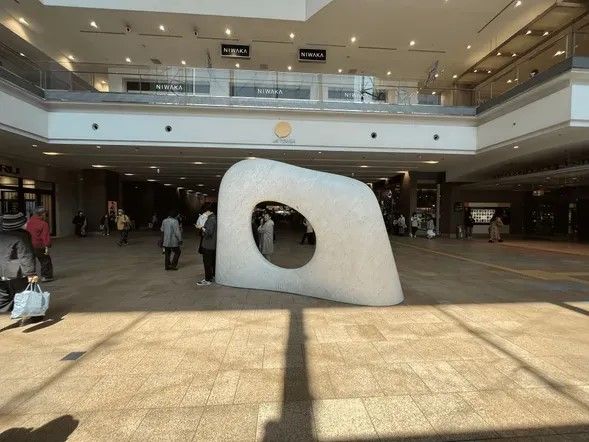 Meet at Myomu in the Sapporo Station
"Myomu" sculpture which is located on the 1st floor of Sapporo Station, near the Daimaru department store. It is a massive white sculpture that looks like a giant white donut.