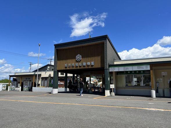 Asahiyama Zoo Building & Exhibits (example)