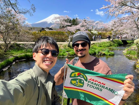 Oshino Hakkai <<World Heritages!!>>
・A charming village with crystal-clear spring ponds fed by Mt. Fuji’s snowmelt
・Wander among traditional thatched houses and enjoy the rural atmosphere
・Try traditional sweets and street food!