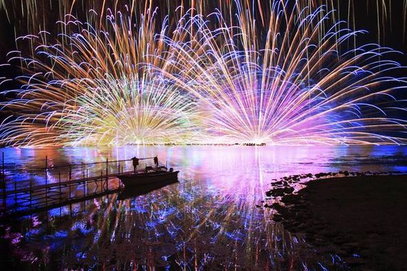 Suwa Lake Festival Fireworks Display Viewing Seats
(Enjoy the spectacular and moving fireworks, said to be among the largest in Japan, including the famous underwater fireworks and star mines, from the viewing seats on the pier right in front of the fireworks!)
*Fireworks will be from around 19:00 to 20:30.
*Viewing seats will be chairs located directly in front of the lake.