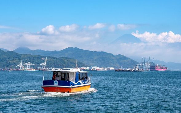 Mt. Fuji Shimizu Minato Cruise
(Elegantly enjoy Mt. Fuji bathed in sunset colors and beautiful Shimizu Port from onboard! A scenic experience feeling the pleasant evening breeze and golden glowing sea / Approx. 35 mins)