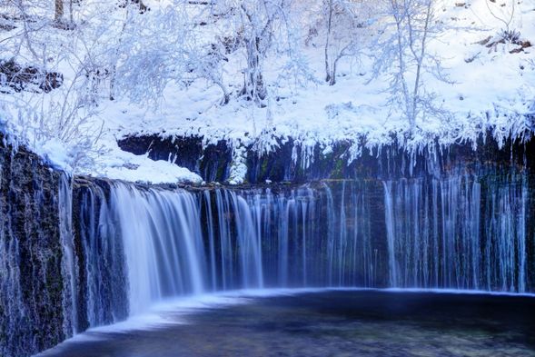 Shiraito Falls (Karuizawa)
(Approx. 40 minutes)
Admire the delicate, curtain-like waterfall as it transforms into a magical winter scene.