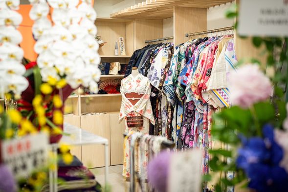 Take off the Kimono or Yukata (About 10-20 minutes)
Please come back to the 和-niko- 30 minutes before the store closes.
Closing time 18:00(6:00 p.m.)