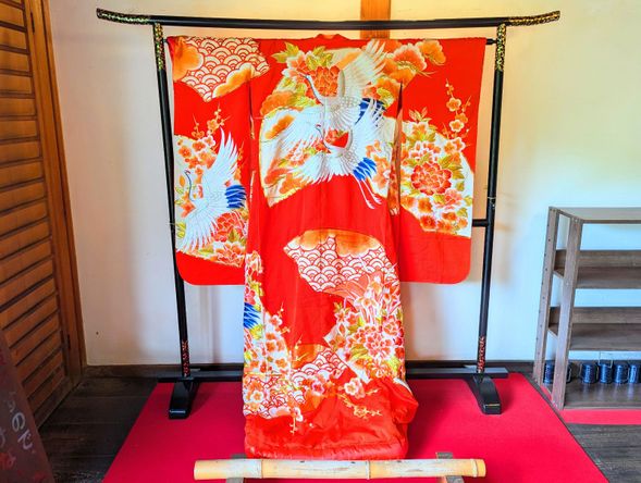 Please select the color of Uchikake or Jinbaori.