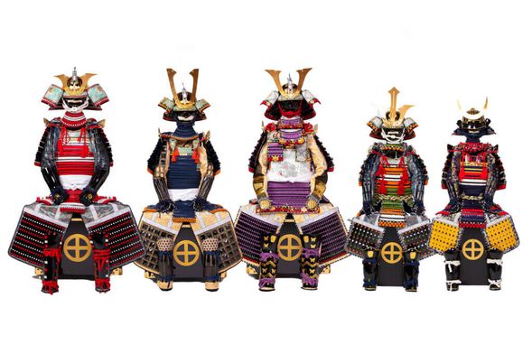 Select the armor you want to wear and hear the explanation.