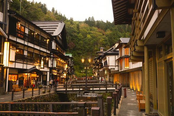 Ginzan Onsen Town Exploration (Individual walking & eating around. )※Approximately 90 minutes of stay.
Transportation between Taisho Roman-kan and Ginzan Onsen Town is available through a paid shuttle bus service (round trip).