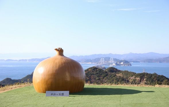 Uzu no Oka Onaruto Bridge Memorial Museum — approx. 30 min
Take photos with the giant “Oh Tama Negi” onion monument and enjoy shopping.