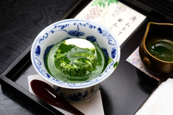 The matcha affogato experience takes about 60 minutes, including preparation. If you plan to take photos in the Kokura Castle Gardens or go up to the Kokura Castle keep, please allow additional time.