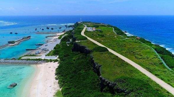 Nishihenna-zaki Cape (approx. 30 min) until March 31
Food trucks are available for a relaxing café break.
★ Yonaha Maehama Beach (approx. 20 min) from April 1 onward