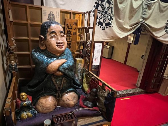 Visit some temples and shrines which local people often stop by. Let's think about what wishes to make.