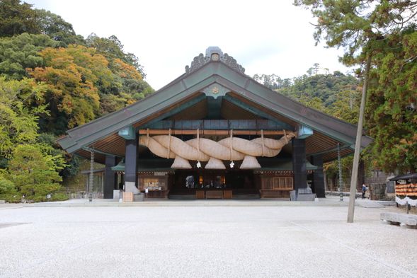 Walk to Izumo Taisha Grand Shrine
Visit during the annual Kamiari Festival (approx. 3 hours, including Kamimiya Shrine)
Visit Kamimiya Shrine (Upper Shrine)
A rare opportunity available only during the Kamiari Festival, when the gods are believed to gather for their sacred meeting