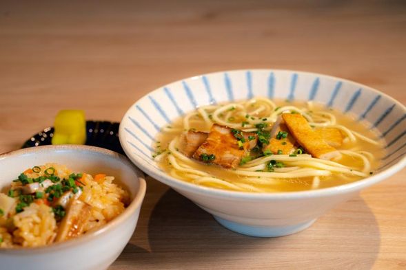 Lunch at Watermark Hotel Okinawa Miyakojima “Restaurant HOKULANI” (approx. 45 min)
※ Enjoy Miyako soba, “juicy” (Okinawan seasoned rice), and a mini Okinawan dessert.