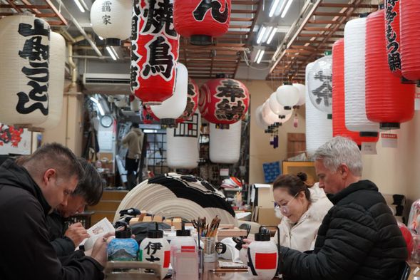 Please enjoy the Chochin lantern painting experience.