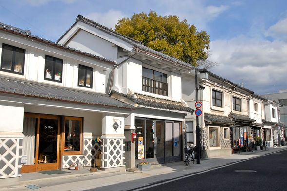 Nawate & Nakamachi Streets
:Historic Matsumoto streets famous for frog motifs and traditional storehouse shops.