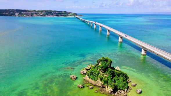 Kouri Island Beach
(approx. 20 min / from April 1: approx. 30 min)
Cross the 1,960-meter bridge connecting Kouri Island and Yagaji Island to reach a scenic beach overlooking emerald-green waters.