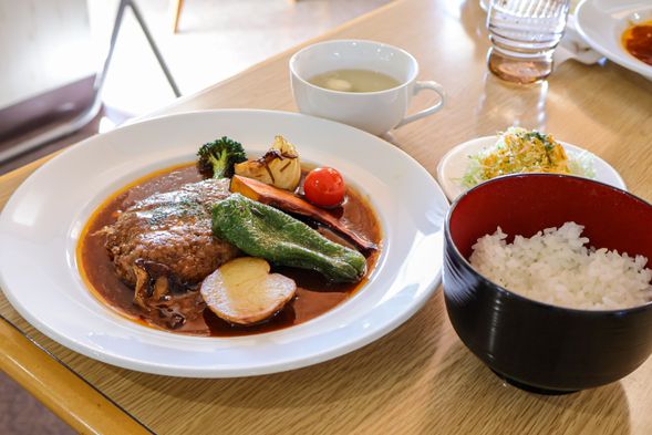 Lunch at Asahidake Ropeway Café Restaurant "Sugatami"
Menu Details:
・100% Hokkaido Meat Stewed Hamburger Steak (Slow-cooked in a rich sauce)
・Assorted Higashikawa Vegetables (A seasonal selection of locally grown produce)
・Rice & Salad & Soup