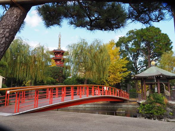 Explanation on purchasing amulets, tour of the temple grounds, photo spot