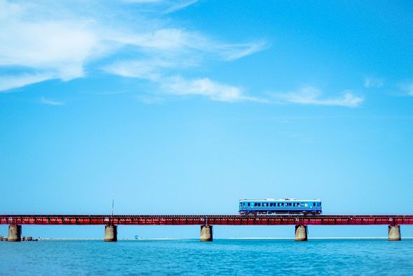 <Board the Kyoto Tango Railway's Yuragawa Bridge "Train Running on the Sea">