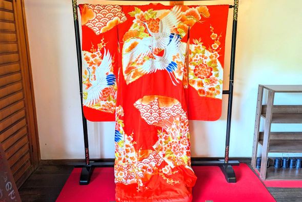 Please select the color of Uchikake or Jinbaori.