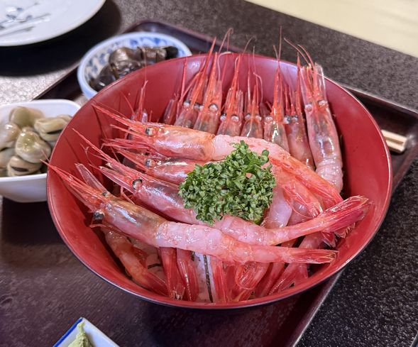 For lunch, be sure to visit ”Miz ”Restaurant.
Enjoy set meals featuring ingredients from Noto.