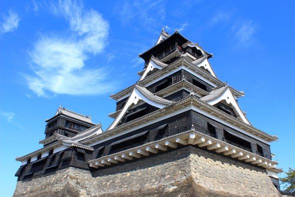 Arrive at Kumamoto Castle (free time for strolling, lunch, 90 minutes stay)