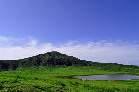 Kusasenri(14:20~14:50)
Vast volcanic grasslands with a picturesque small pond reflecting the sky and surrounding mountains.
