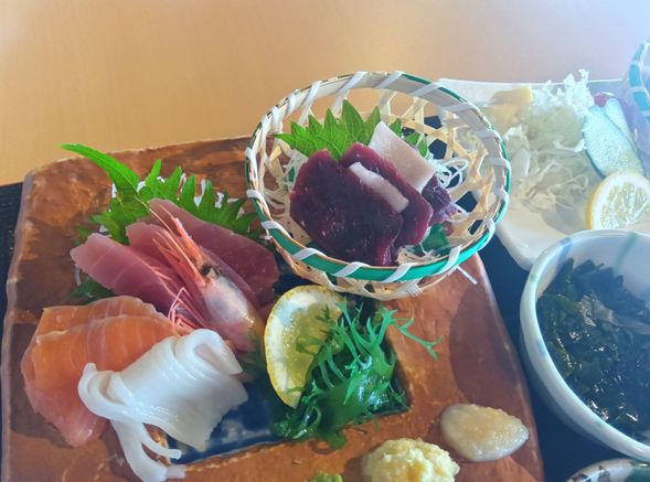 海鮮餐廳 Nagisa 午餐 & 參觀鯨魚樂園博物館(約 1 小時)
*備註:午餐餐點圖片僅供參考,實際菜色請以現場提供為準。