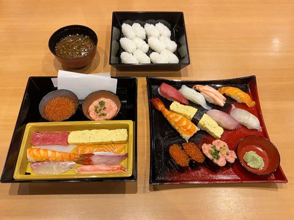 The sushi-making kit (including rice and toppings) is prepared for you. Please enjoy making sushi by following the instructions in the sushi-making experience video.