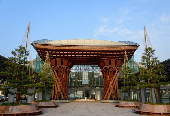 Meet up with your guide at JR Kanazawa Station ( Under the Tsuzumi Mon) or Your Hotel Lobby (in Kanazawa)
※Please select at the time of reservation
8:15 Tour Start