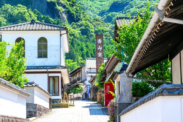 Stroll around Imari Okawachiyama Pottery Village (90 min.)
Find your own masterpiece at the kiln!