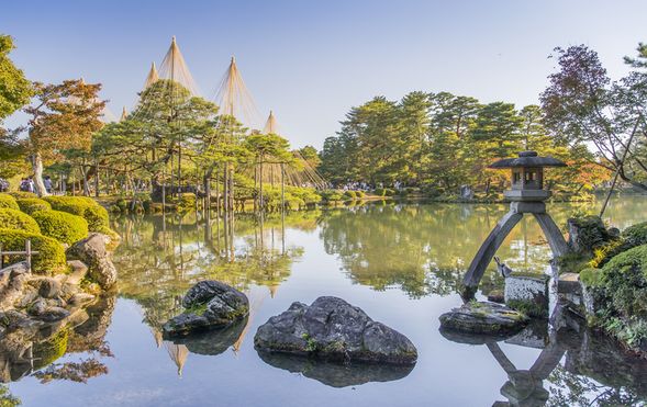 Kenrokuen Garden & Kanazawa Castle Park
(Explore Kanazawa’s iconic castle and a beautifully landscaped garden showcasing seasonal beauty / approx. 110 minutes)