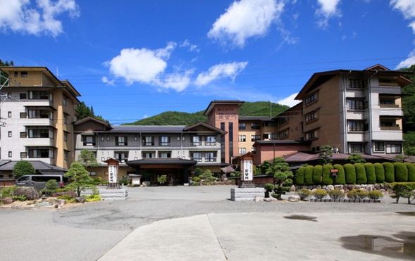 Arrival and check-in at Hirugami Onsen (Yumoto Hotel Achigawa).