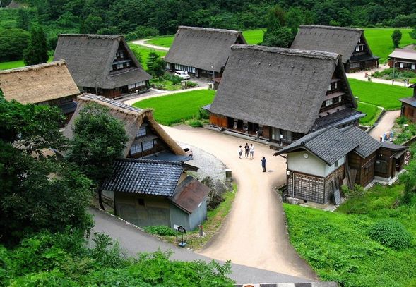 UNESCO World Heritage Site: Gokayama – Ainokura Gassho-style Village
(Home to 20 preserved gassho-style houses, this village offers a nostalgic atmosphere where traditional life still lingers. Free exploration / approx. 50 minutes)