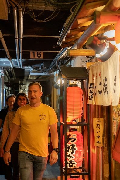 Stop At: Kiyamachi street.
We will walk the street made of out of many bars and night clubs. We will show you around the one of the most vibrant streets in Kyoto. This is where many local people hang out, and you can feel the energy of Kyoto.
Duration: 10 minutes