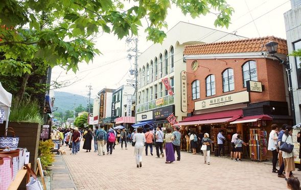Old Karuizawa Ginza
(Free time to explore Karuizawa’s main street; lunch on your own / approx. 90 minutes)