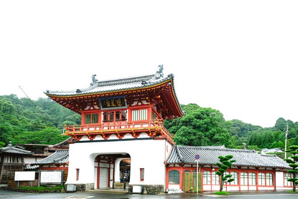 After lunch, visit the Takeo Tower Gate(Romon) of Takeo Onsen Hot Springs in front of the restaurant.