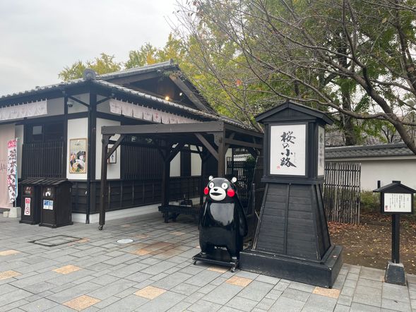 Sakuranobaba Josaien Garden
In front of the Kumamon statue