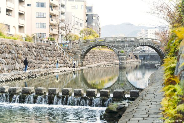 Meeting Location: Megane Bridge
A guide holding a name board is waiting by the bridge.