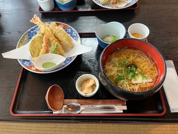 午餐:白石溫麵
-約45分鐘
如果您有任何過敏,請告知我們。
天婦羅使用蝦仁。
請注意,湯中使用了味醂、醬油和乾鰹魚片